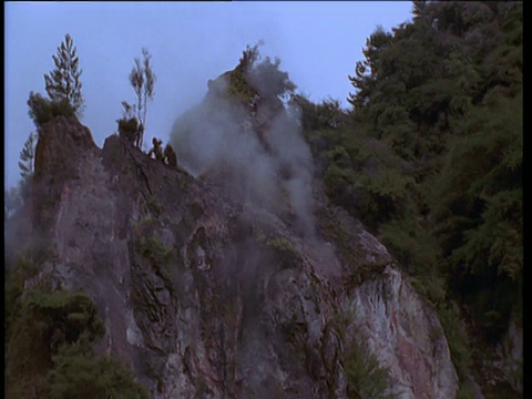 新西兰威曼古火山谷，从蒸汽喷口向大教堂岩石倾斜视频下载