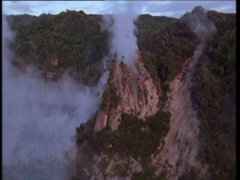 向热气腾腾的大教堂岩石，威曼古火山谷，新西兰视频下载