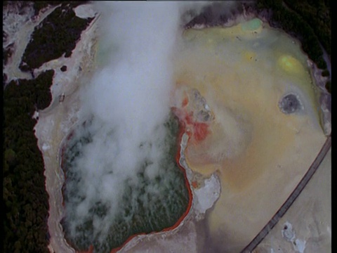 在新西兰的威曼古火山谷，沿着五颜六色的蒸汽火山湖视频下载