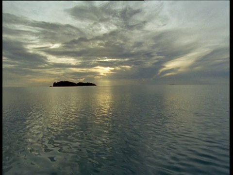 从艾图塔基岛飞离海面视频下载
