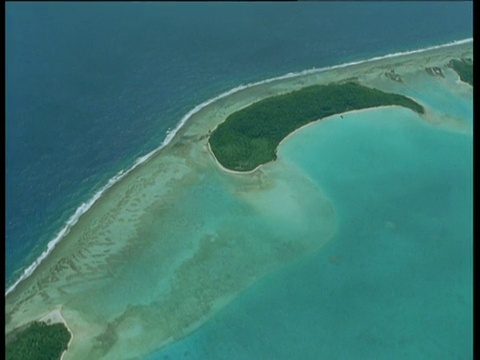 经过艾图塔基岛新月形的岛屿视频下载