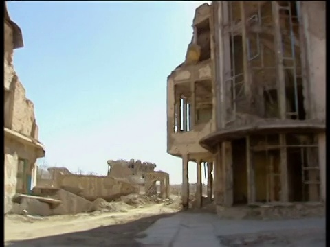 走过废墟，炸毁了阿富汗的建筑物;2002视频下载