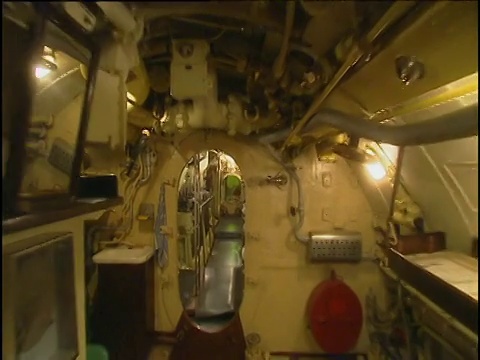 在潜艇内部跟踪视频下载