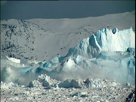 巨大的蓝色冰川崩解进入格陵兰海视频购买