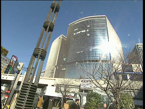 在东京银座区，沿着商人穿过人行横道向前追踪视频下载