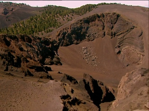 沿着贫瘠的山坡，到达拉帕尔马坎布里维耶哈火山的火山口视频下载