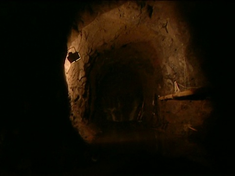 穿过拉帕尔马火山内的矿井视频下载