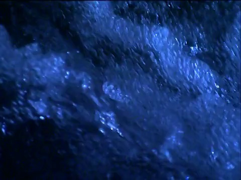 雨水被困在坚硬的岩石之间，从拉帕尔马火山内部喷涌而出视频下载