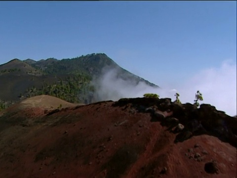 穿过云层到达拉帕尔马的坎布雷维亚火山视频下载