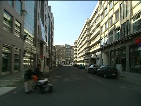 从西柏林开车到东柏林，路过商店，行人，广告牌广告，遇到不同的建筑风格视频素材