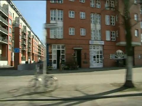在东柏林的街道上，汽车行驶留下的轨迹经过传统和现代的建筑风格，周围是商店和住宅视频素材