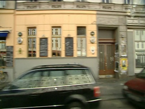 东柏林郊区街道上的汽车行驶轨迹视频素材
