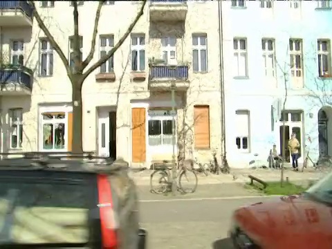 从一辆汽车穿过郊区的公园和河区经过警车进入东柏林的住宅区视频素材
