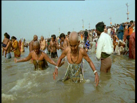 大壶节期间，印度阿拉哈巴德，人们在神圣的恒河中沐浴视频素材