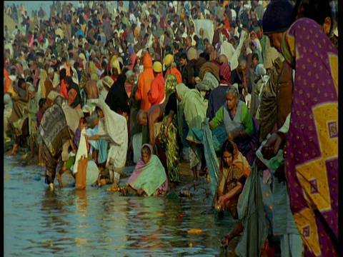 大壶节期间，印度阿拉哈巴德拥挤的恒河岸边视频素材