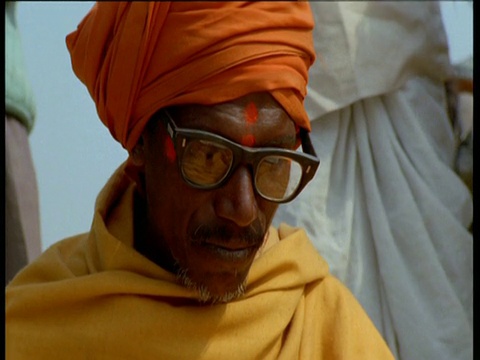 在印度阿拉哈巴德的大壶节上，一名男子从一个人的肩膀往后看视频素材