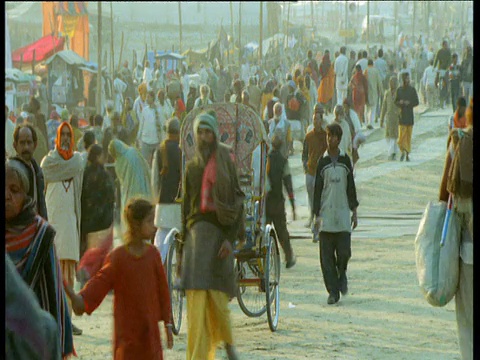 印度阿拉哈巴德大壶节期间，人们和人力车来来往往视频素材