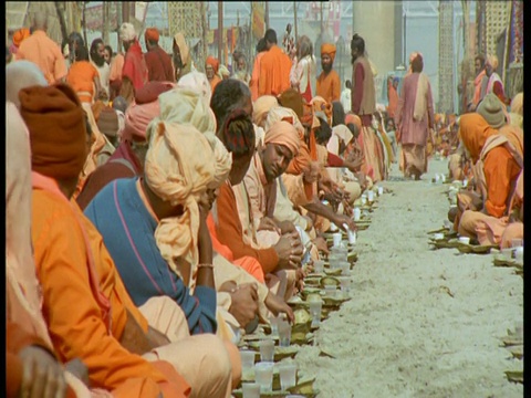 印度阿拉哈巴德，大壶节期间，潘站在人们坐着吃饭的长龙旁边视频素材
