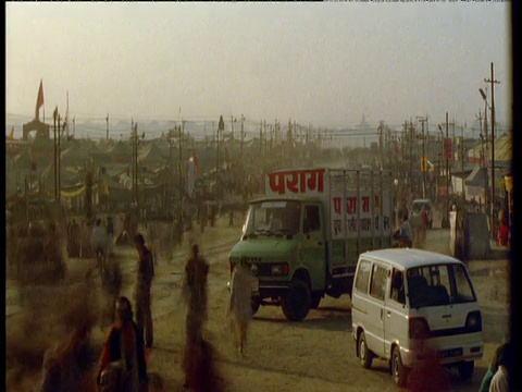印度阿拉哈巴德大壶节，行人和车辆川流不息视频下载