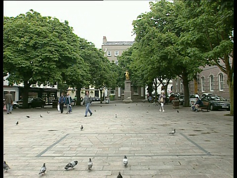 圣赫利尔泽西岛皇家广场上的鸽子和行人视频素材