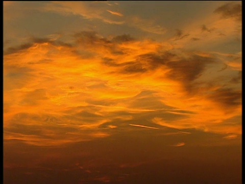 在明亮的橙色日落下的城市剪影在云上方的贝尔格莱德视频素材