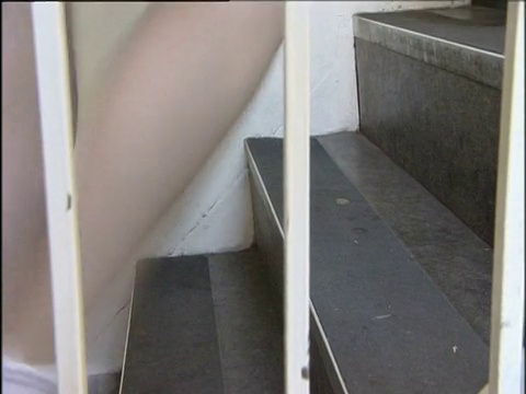 伦敦北部东巴尼特学校，无名中学女生的双腿在楼梯间来回走动视频下载