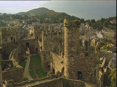 潘从康威城堡顶上离开，越过了河口和威尔士镇视频下载