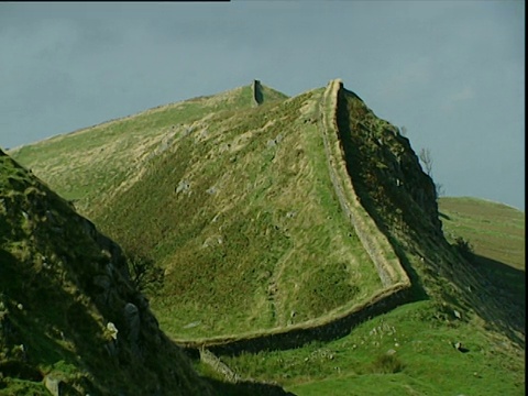 潘穿过群山来到英格兰北部的哈德良长城视频素材
