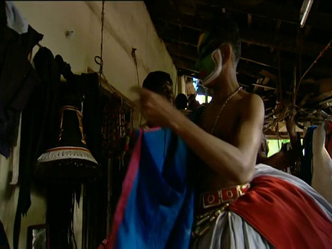卡塔卡利舞者脸上涂着颜料进入服装科钦印度视频下载