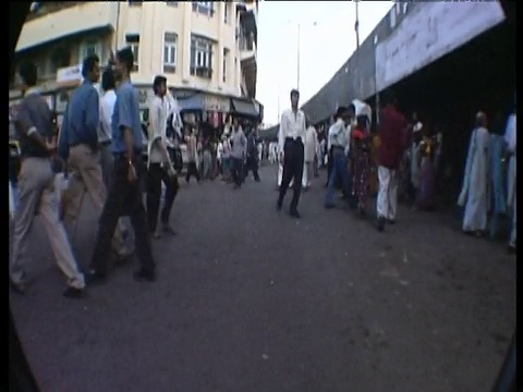 在孟买繁忙的街道上穿过人群视频素材