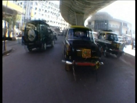 沿着汽车向前通过繁忙的交通下的天桥孟买视频素材