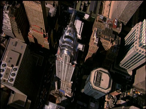 沿着曼哈顿克莱斯勒大厦的屋顶尖顶视频下载