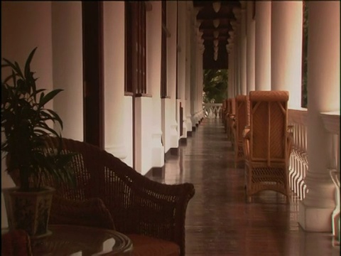 从新加坡莱佛士酒店(Raffles Hotel Singapore)的阳台上拉远镜头视频下载