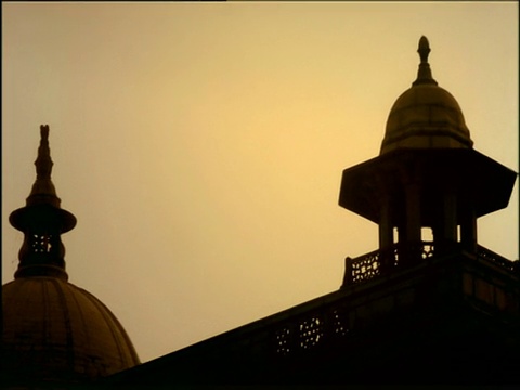 潘正好穿过德里的圆顶屋顶的剪影视频素材