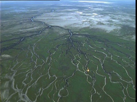 南澳大利亚，沙漠降雨后蜿蜒的河流支流进入内陆，阳光反射在水面上视频下载