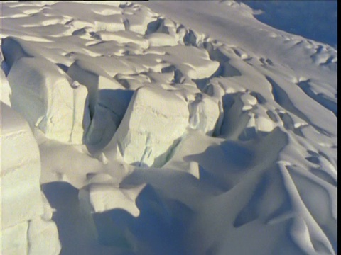 新西兰南岛，粉状的有裂缝的雪地视频下载
