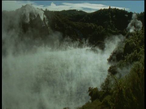 蒸汽从新西兰北岛罗托鲁瓦的火山温泉中升起视频下载