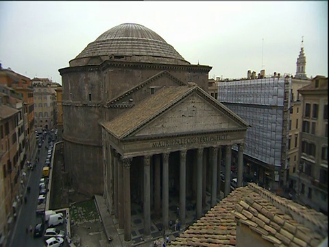 柱廊和圆顶的万神殿周围的现代建筑罗马视频下载