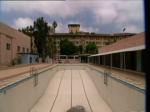好莱坞背景下大使酒店的废弃游泳池视频素材