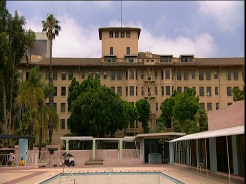 从酒店的塔楼缩小到洛杉矶大使酒店的废弃游泳池视频素材