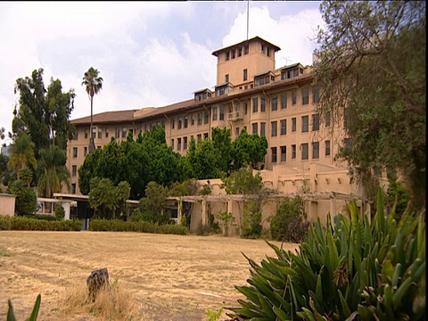 在废弃的大使酒店和好莱坞干燥的草坪后面视频素材