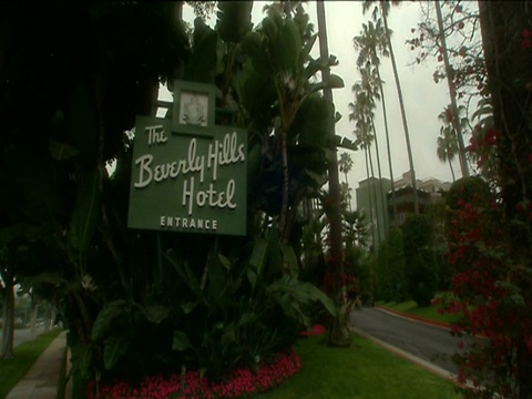 从好莱坞比佛利山庄酒店的招牌上拉出镜头视频素材