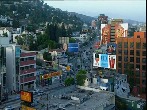 交通建筑物和广告牌上的日落大道傍晚灯光好莱坞视频下载