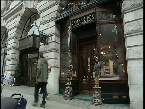 行人走过伦敦传统的雪茄店视频素材