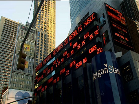 电子金融纸带标志在纽约市高层写字楼旁移动视频下载