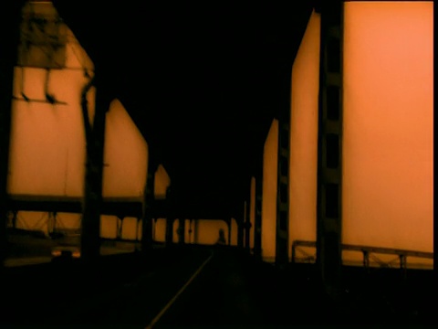 沿着桥下的公路向前行驶，通往纽约市视频素材