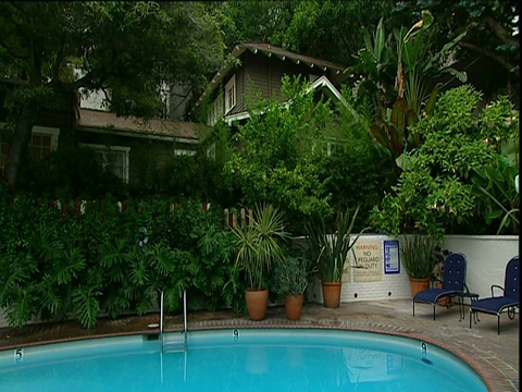位于洛杉矶日落大道Chateau Marmont私人平房下的游泳池视频素材