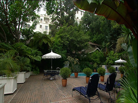太阳躺椅和游泳池区域下面的Chateau Marmont酒店在背景日落大道洛杉矶视频素材