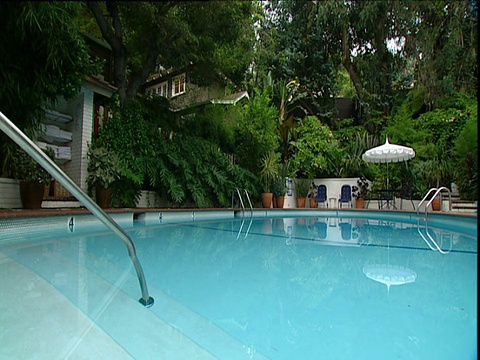 位于洛杉矶日落大道的夏特蒙特酒店游泳池依然湛蓝的海水视频素材
