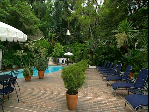 潘在游泳池和休息室对面的夏特蒙特酒店日落大道洛杉矶视频素材